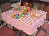 Fitted, ruffled tablecloth in gingham